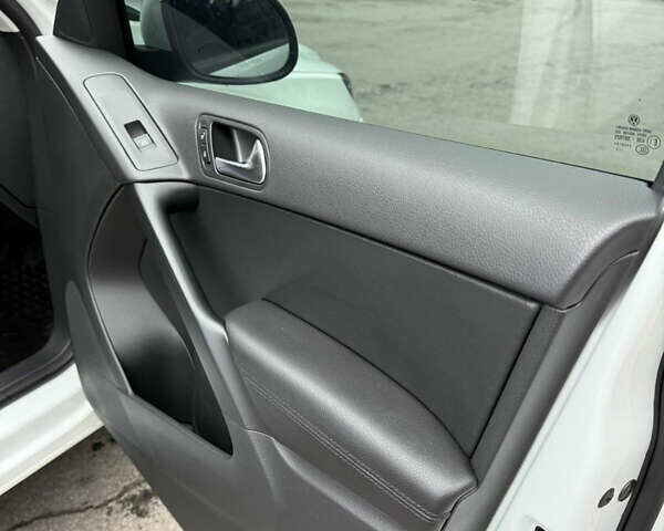 Белый Фольксваген Тигуан, объемом двигателя 1.98 л и пробегом 130 тыс. км за 13300 $, фото 13 на Automoto.ua