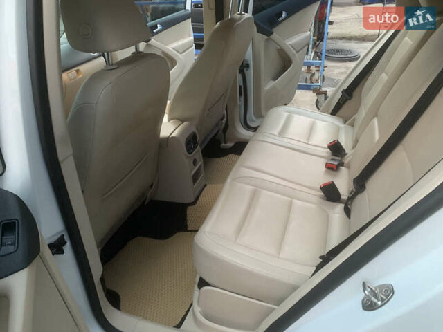 Білий Фольксваген Тігуан, об'ємом двигуна 1.98 л та пробігом 232 тис. км за 11000 $, фото 8 на Automoto.ua