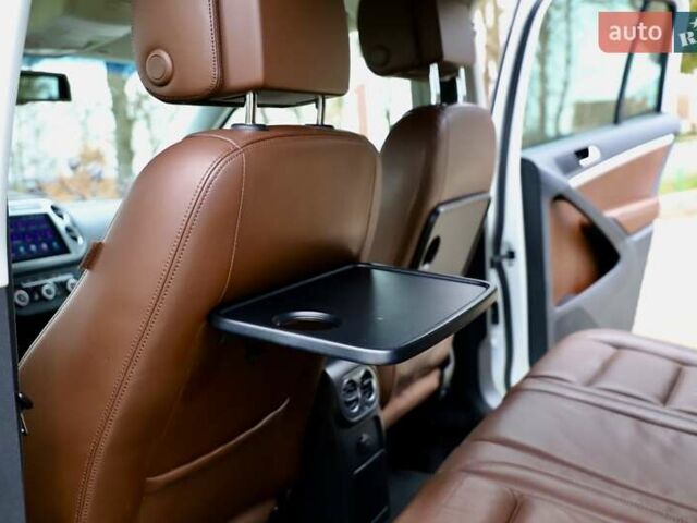 Белый Фольксваген Тигуан, объемом двигателя 2 л и пробегом 130 тыс. км за 16950 $, фото 76 на Automoto.ua