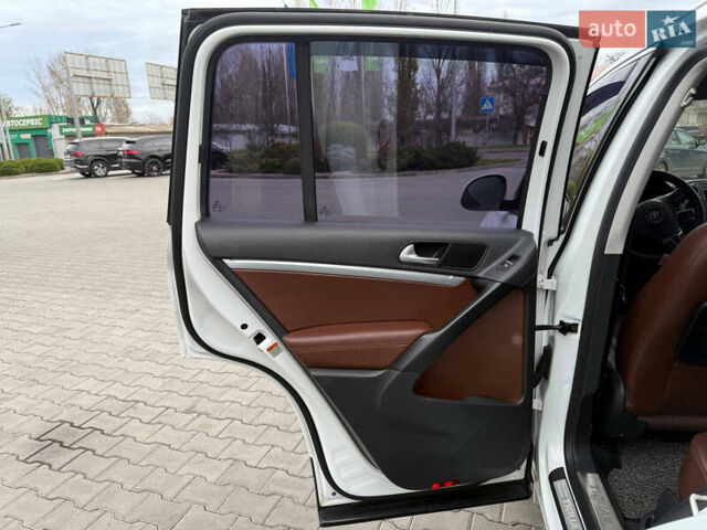 Білий Фольксваген Тігуан, об'ємом двигуна 2 л та пробігом 151 тис. км за 15300 $, фото 26 на Automoto.ua