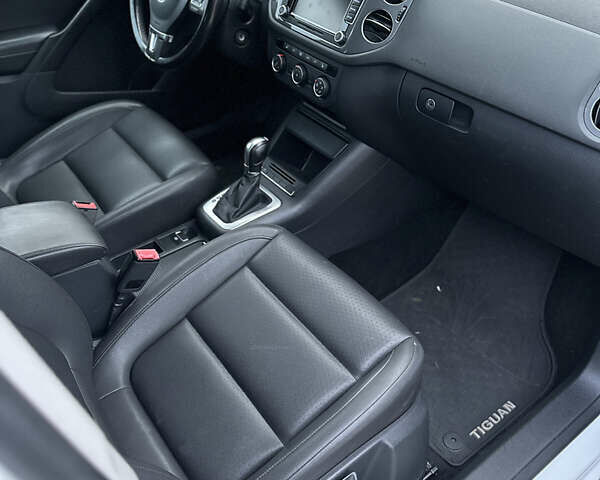 Білий Фольксваген Тігуан, об'ємом двигуна 2 л та пробігом 205 тис. км за 10250 $, фото 26 на Automoto.ua