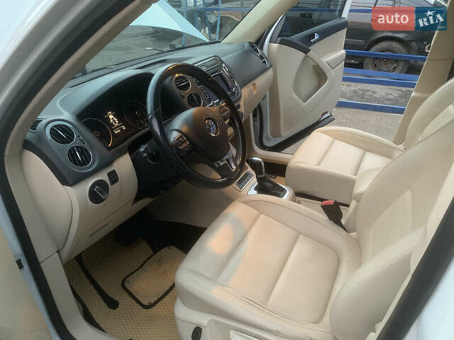 Білий Фольксваген Тігуан, об'ємом двигуна 1.98 л та пробігом 232 тис. км за 11000 $, фото 7 на Automoto.ua