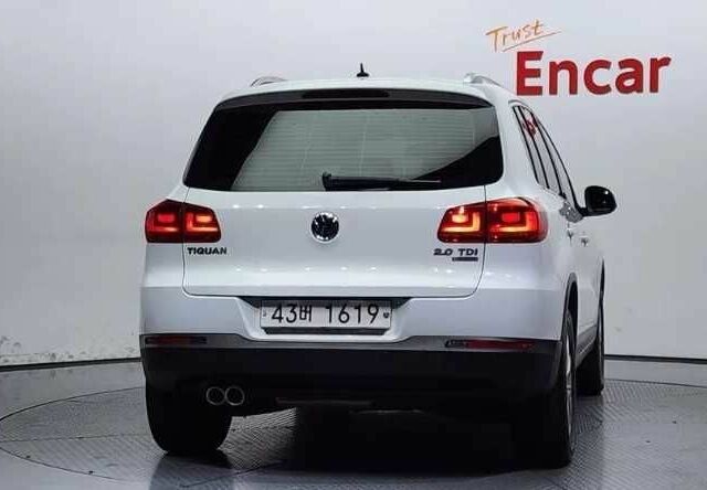 Белый Фольксваген Тигуан, объемом двигателя 2 л и пробегом 137 тыс. км за 13500 $, фото 3 на Automoto.ua