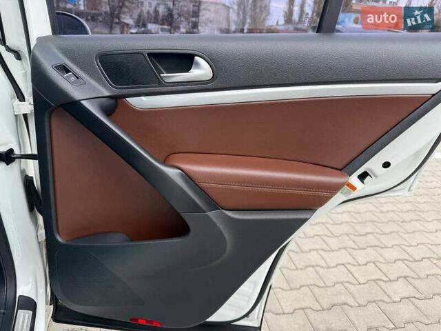 Білий Фольксваген Тігуан, об'ємом двигуна 2 л та пробігом 151 тис. км за 15300 $, фото 43 на Automoto.ua