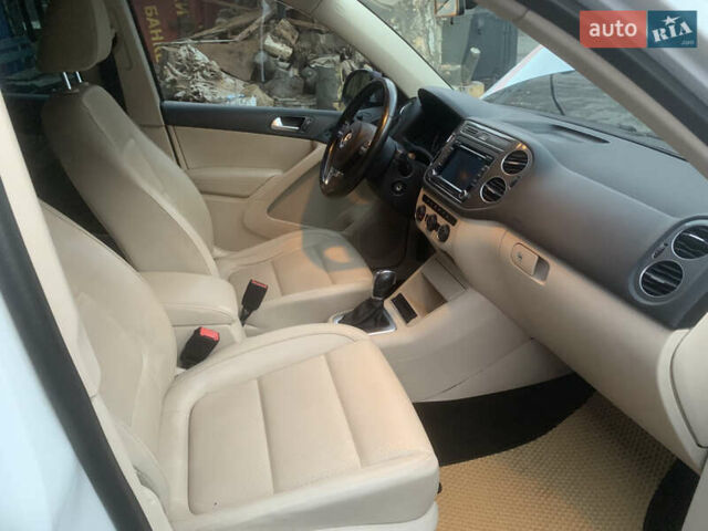 Білий Фольксваген Тігуан, об'ємом двигуна 1.98 л та пробігом 232 тис. км за 11000 $, фото 9 на Automoto.ua