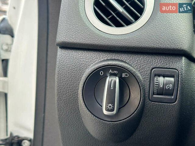 Білий Фольксваген Тігуан, об'ємом двигуна 2 л та пробігом 152 тис. км за 12300 $, фото 16 на Automoto.ua