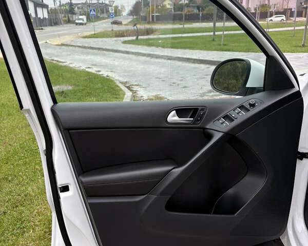 Белый Фольксваген Тигуан, объемом двигателя 2 л и пробегом 126 тыс. км за 14499 $, фото 26 на Automoto.ua