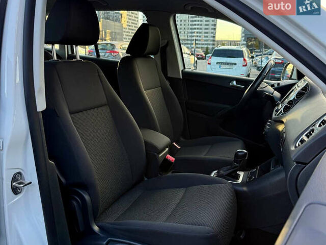 Білий Фольксваген Тігуан, об'ємом двигуна 2 л та пробігом 137 тис. км за 13800 $, фото 36 на Automoto.ua