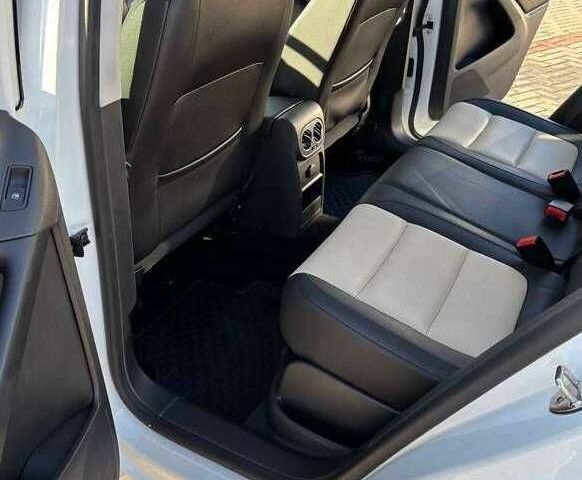 Белый Фольксваген Тигуан, объемом двигателя 2 л и пробегом 162 тыс. км за 8000 $, фото 4 на Automoto.ua