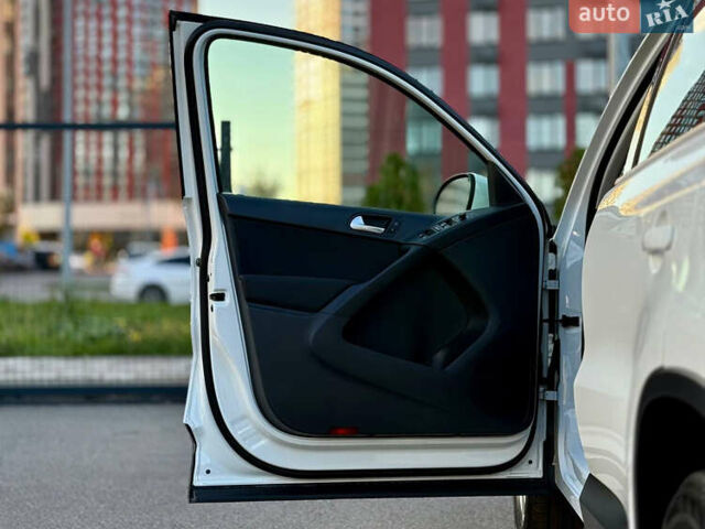 Білий Фольксваген Тігуан, об'ємом двигуна 2 л та пробігом 137 тис. км за 13800 $, фото 20 на Automoto.ua