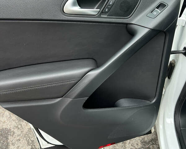 Білий Фольксваген Тігуан, об'ємом двигуна 1.98 л та пробігом 119 тис. км за 15999 $, фото 23 на Automoto.ua