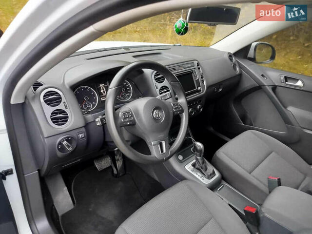 Білий Фольксваген Тігуан, об'ємом двигуна 2 л та пробігом 140 тис. км за 12300 $, фото 4 на Automoto.ua