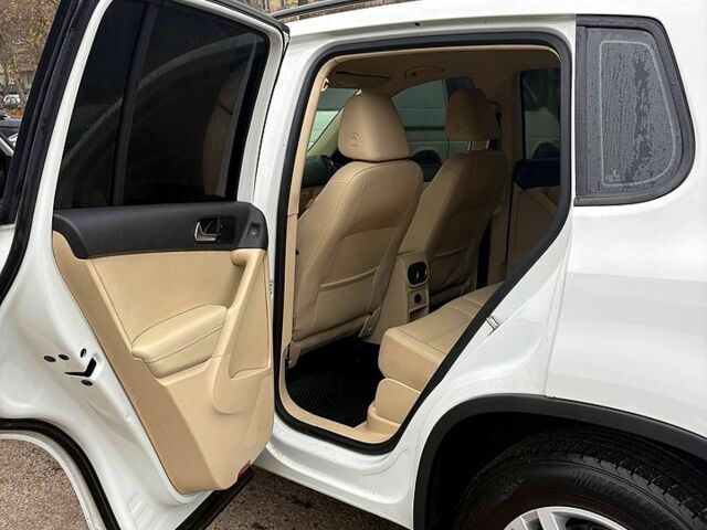 Белый Фольксваген Тигуан, объемом двигателя 2 л и пробегом 130 тыс. км за 12700 $, фото 12 на Automoto.ua