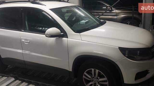 Белый Фольксваген Тигуан, объемом двигателя 1.98 л и пробегом 80 тыс. км за 14500 $, фото 7 на Automoto.ua