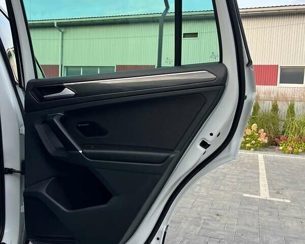 Белый Фольксваген Тигуан, объемом двигателя 2 л и пробегом 248 тыс. км за 22200 $, фото 37 на Automoto.ua