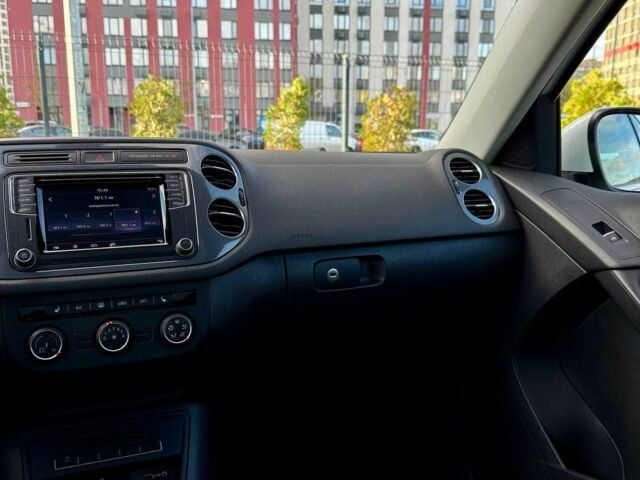 Білий Фольксваген Тігуан, об'ємом двигуна 2 л та пробігом 156 тис. км за 15500 $, фото 16 на Automoto.ua