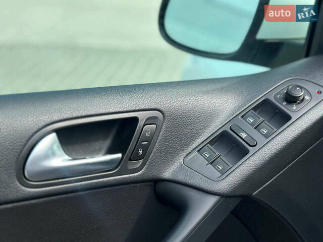 Білий Фольксваген Тігуан, об'ємом двигуна 2 л та пробігом 152 тис. км за 12300 $, фото 13 на Automoto.ua