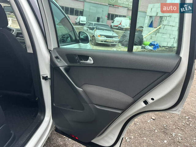 Білий Фольксваген Тігуан, об'ємом двигуна 2 л та пробігом 191 тис. км за 13500 $, фото 33 на Automoto.ua