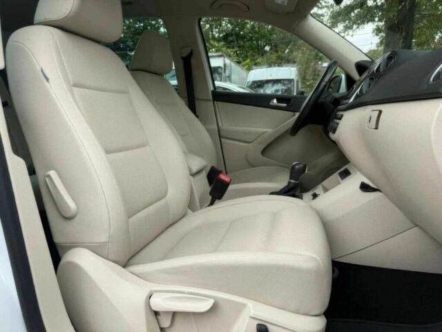 Білий Фольксваген Тігуан, об'ємом двигуна 2 л та пробігом 75 тис. км за 16800 $, фото 7 на Automoto.ua