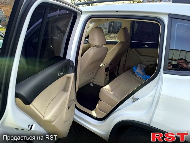 Белый Фольксваген Тигуан, объемом двигателя 2 л и пробегом 104 тыс. км за 14700 $, фото 2 на Automoto.ua