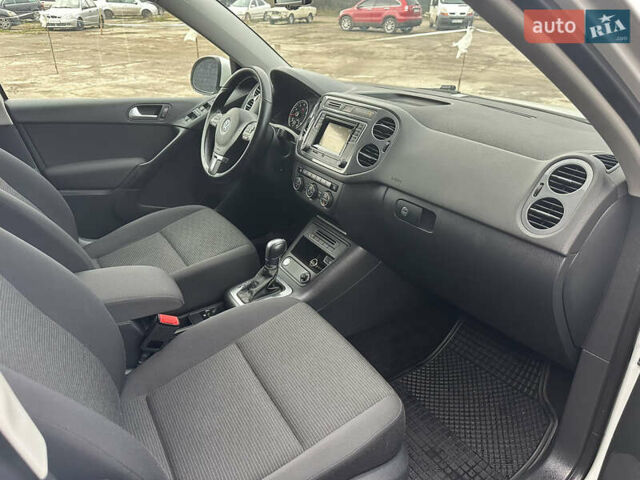 Білий Фольксваген Тігуан, об'ємом двигуна 2 л та пробігом 191 тис. км за 13500 $, фото 29 на Automoto.ua