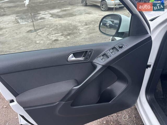 Білий Фольксваген Тігуан, об'ємом двигуна 2 л та пробігом 191 тис. км за 13500 $, фото 25 на Automoto.ua