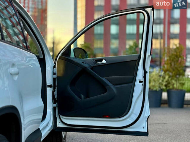 Білий Фольксваген Тігуан, об'ємом двигуна 2 л та пробігом 137 тис. км за 13800 $, фото 41 на Automoto.ua