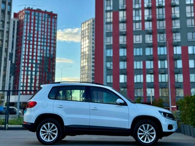 Білий Фольксваген Тігуан, об'ємом двигуна 2 л та пробігом 137 тис. км за 13800 $, фото 6 на Automoto.ua