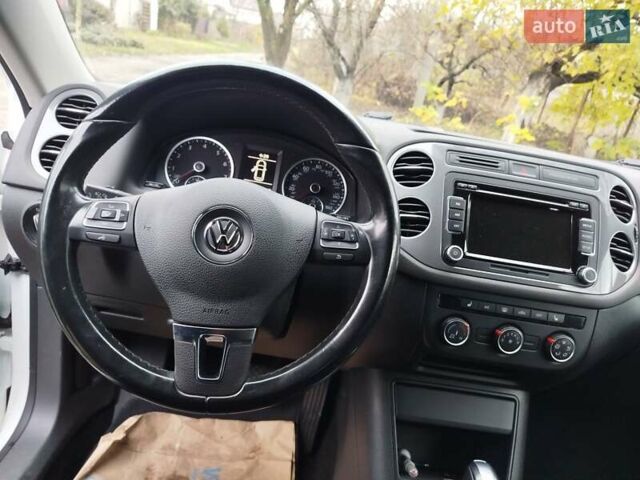 Белый Фольксваген Тигуан, объемом двигателя 2 л и пробегом 195 тыс. км за 13500 $, фото 16 на Automoto.ua