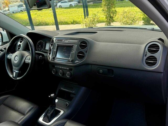 Білий Фольксваген Тігуан, об'ємом двигуна 2 л та пробігом 156 тис. км за 15500 $, фото 17 на Automoto.ua