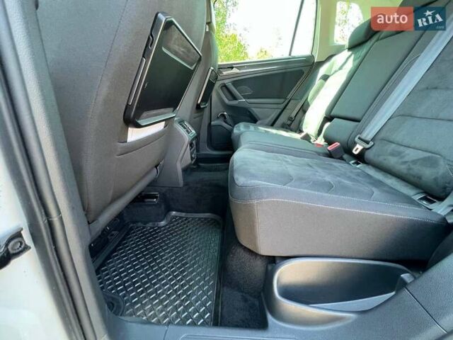 Білий Фольксваген Тігуан, об'ємом двигуна 2 л та пробігом 270 тис. км за 23000 $, фото 32 на Automoto.ua