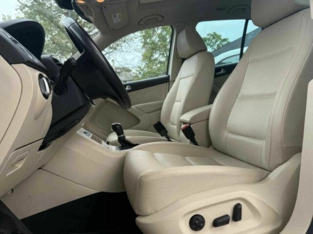 Білий Фольксваген Тігуан, об'ємом двигуна 2 л та пробігом 75 тис. км за 16800 $, фото 6 на Automoto.ua