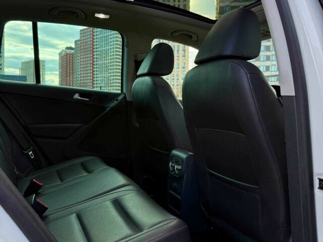 Білий Фольксваген Тігуан, об'ємом двигуна 2 л та пробігом 156 тис. км за 15500 $, фото 14 на Automoto.ua