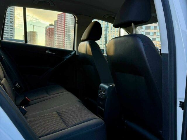 Білий Фольксваген Тігуан, об'ємом двигуна 2 л та пробігом 137 тис. км за 13800 $, фото 15 на Automoto.ua