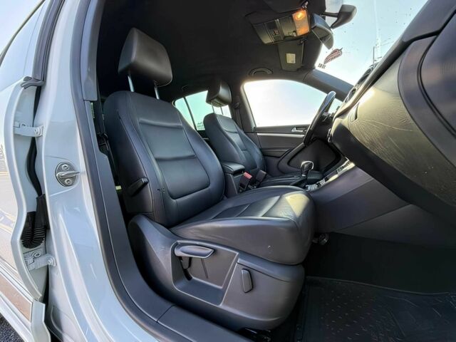 Белый Фольксваген Тигуан, объемом двигателя 2 л и пробегом 72 тыс. км за 5000 $, фото 2 на Automoto.ua