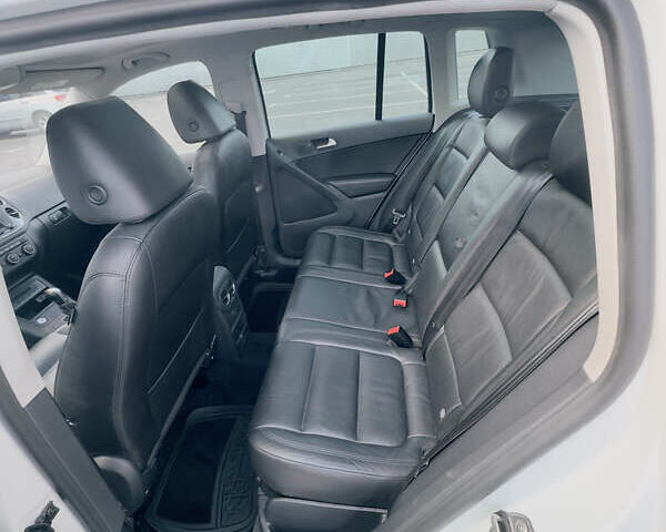 Білий Фольксваген Тігуан, об'ємом двигуна 2 л та пробігом 68 тис. км за 16500 $, фото 16 на Automoto.ua