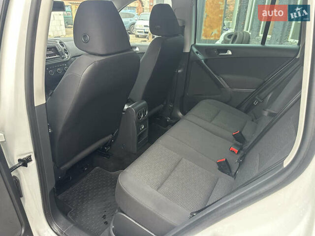 Білий Фольксваген Тігуан, об'ємом двигуна 2 л та пробігом 191 тис. км за 13500 $, фото 27 на Automoto.ua