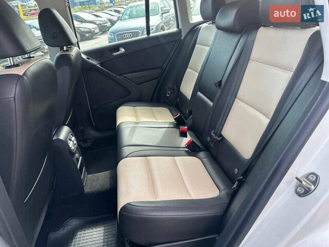 Білий Фольксваген Тігуан, об'ємом двигуна 2 л та пробігом 152 тис. км за 12300 $, фото 25 на Automoto.ua