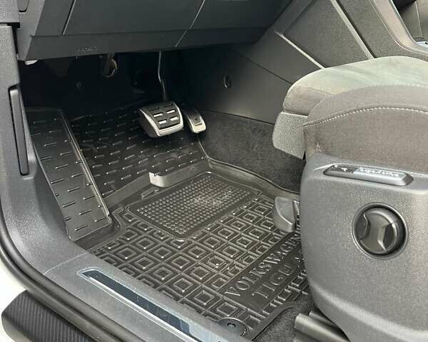 Білий Фольксваген Тігуан, об'ємом двигуна 2 л та пробігом 248 тис. км за 21500 $, фото 42 на Automoto.ua