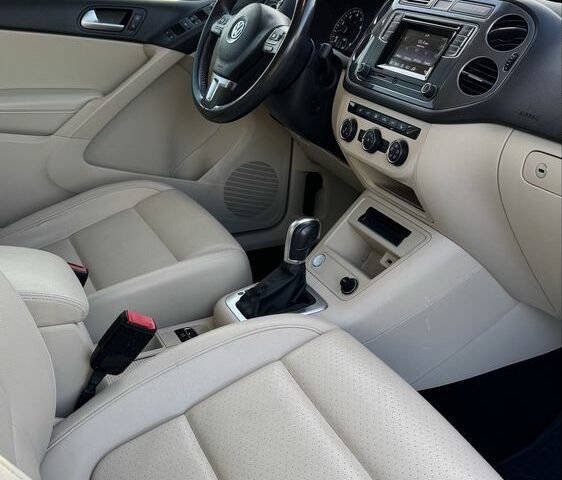 Белый Фольксваген Тигуан, объемом двигателя 2 л и пробегом 132 тыс. км за 13900 $, фото 20 на Automoto.ua