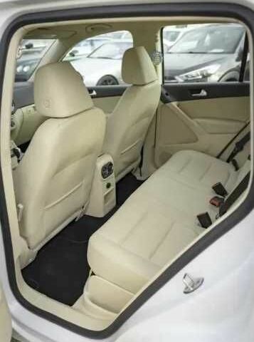 Білий Фольксваген Тігуан, об'ємом двигуна 2 л та пробігом 117 тис. км за 8700 $, фото 5 на Automoto.ua