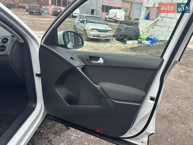 Білий Фольксваген Тігуан, об'ємом двигуна 2 л та пробігом 191 тис. км за 13500 $, фото 32 на Automoto.ua