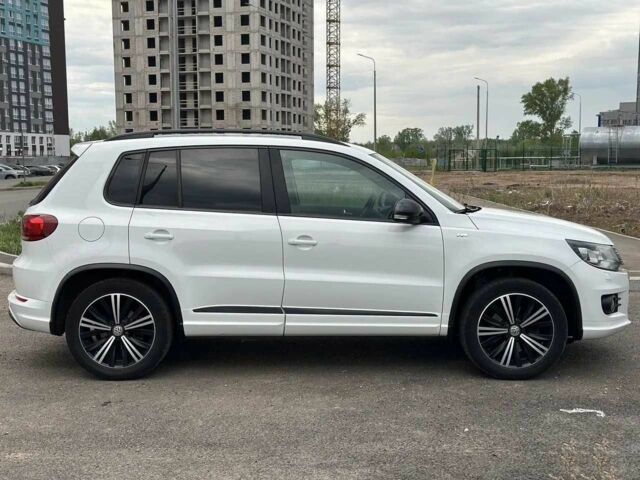 Белый Фольксваген Тигуан, объемом двигателя 2 л и пробегом 83 тыс. км за 9100 $, фото 3 на Automoto.ua