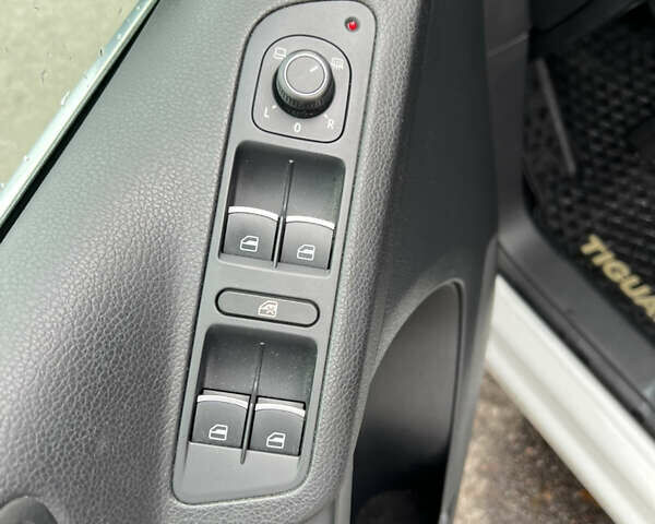 Білий Фольксваген Тігуан, об'ємом двигуна 1.98 л та пробігом 119 тис. км за 15999 $, фото 21 на Automoto.ua