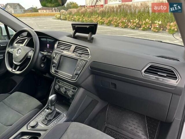 Белый Фольксваген Тигуан, объемом двигателя 2 л и пробегом 248 тыс. км за 22200 $, фото 60 на Automoto.ua