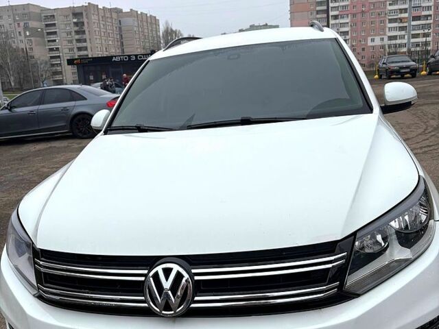 Белый Фольксваген Тигуан, объемом двигателя 2 л и пробегом 130 тыс. км за 12700 $, фото 1 на Automoto.ua