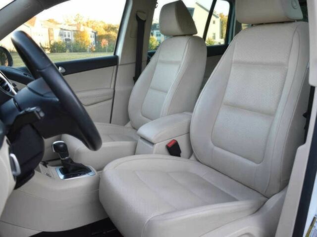 Білий Фольксваген Тігуан, об'ємом двигуна 2 л та пробігом 75 тис. км за 6000 $, фото 5 на Automoto.ua