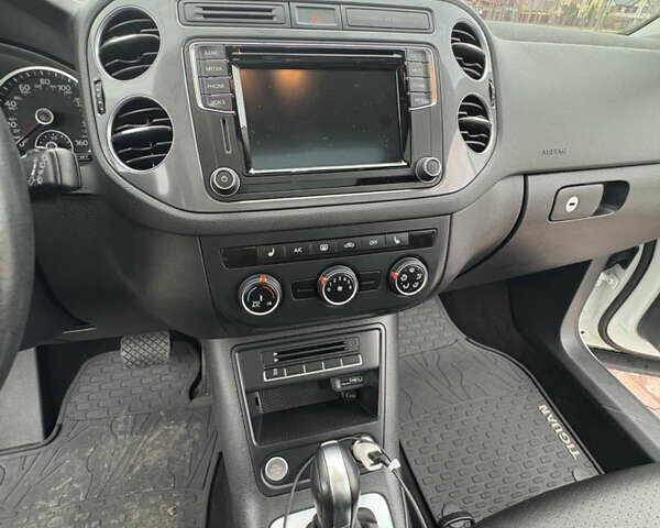 Белый Фольксваген Тигуан, объемом двигателя 2 л и пробегом 126 тыс. км за 14499 $, фото 42 на Automoto.ua