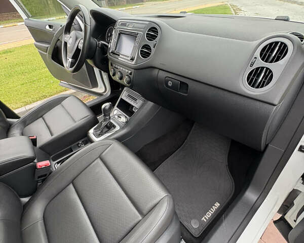 Белый Фольксваген Тигуан, объемом двигателя 2 л и пробегом 126 тыс. км за 14499 $, фото 34 на Automoto.ua