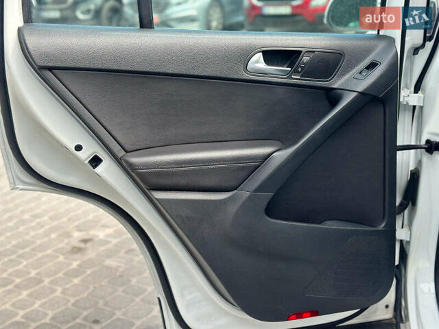 Білий Фольксваген Тігуан, об'ємом двигуна 2 л та пробігом 152 тис. км за 12300 $, фото 23 на Automoto.ua